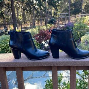 Beautiful UGG ankle boots